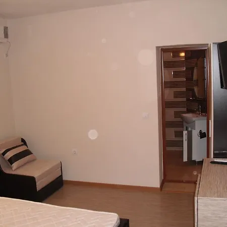 Family Hotel Malibu Chernomorets Exterior photo